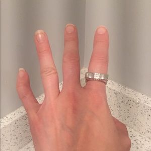 Elegant bow ring